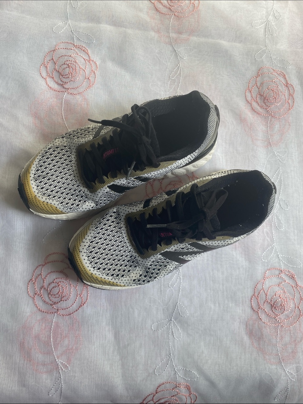 New Balance White and Black Knit Running Shoes with Teal Accent